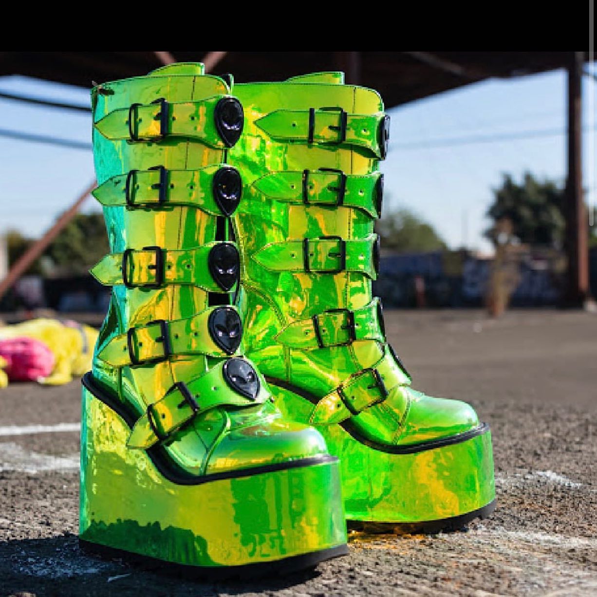 Ad by ravewonderland.com