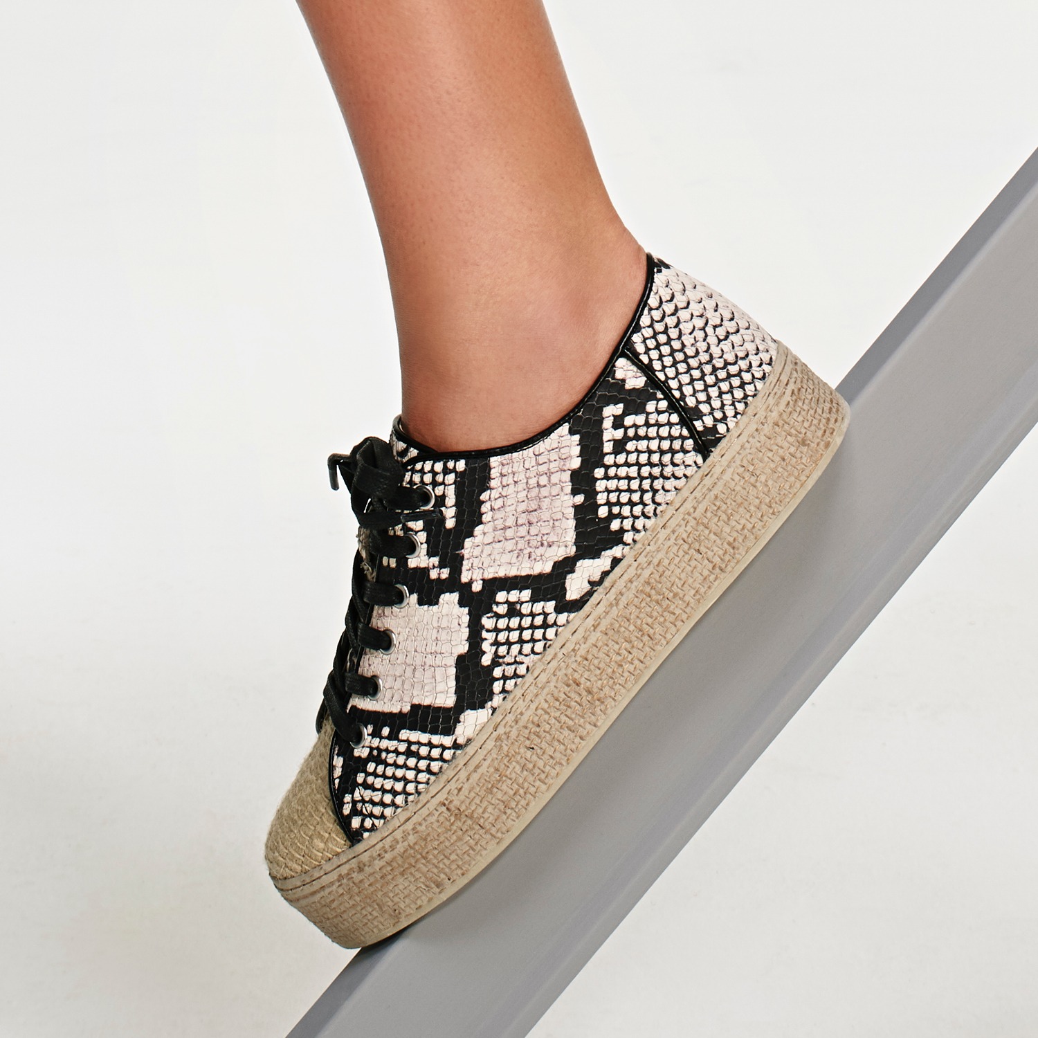 Ad by vincecamuto.ca
